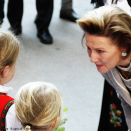 Dronningen med barna utenfor Sjømannskirken  (Foto: Sigrid Thorbjørnsen)